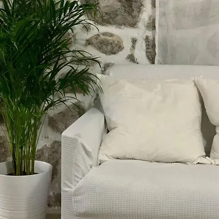 Lava House Mandraki (Nisyros)