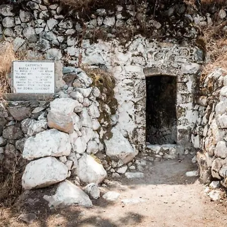 Lava House Mandraki (Nisyros)